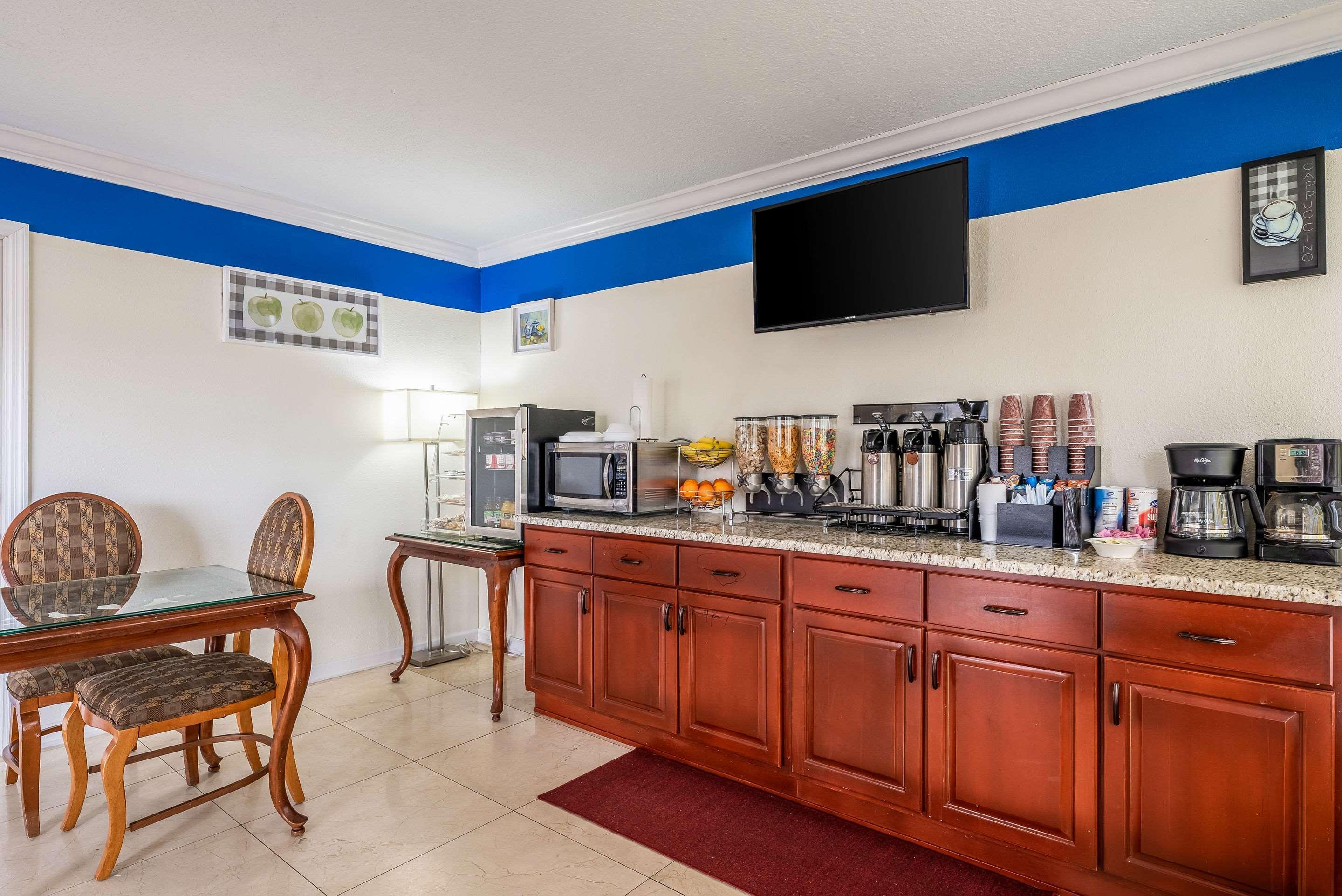 Rodeway Inn Bushnell Экстерьер фото