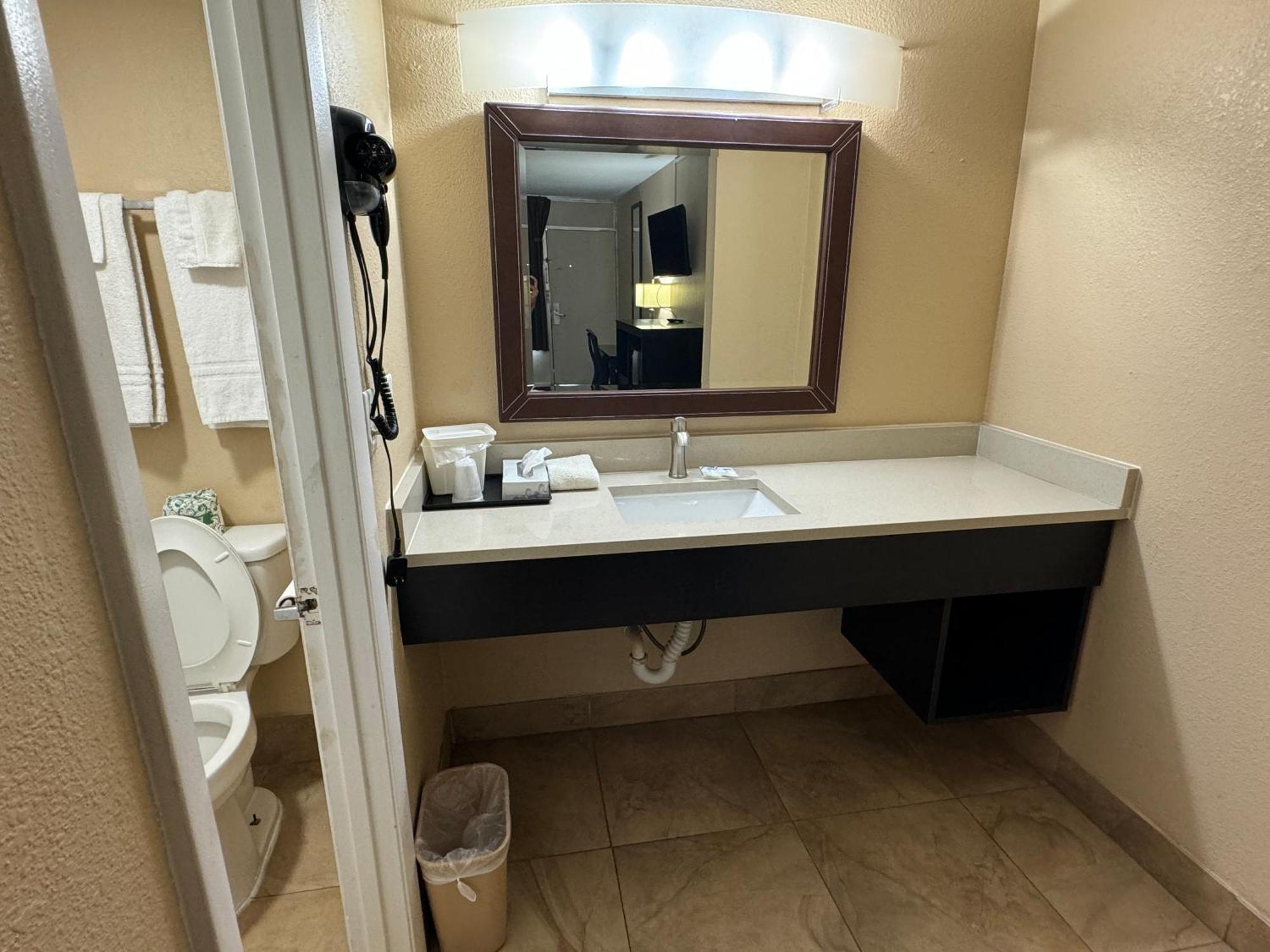 Rodeway Inn Bushnell Экстерьер фото