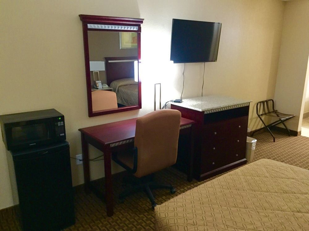 Rodeway Inn Bushnell Экстерьер фото