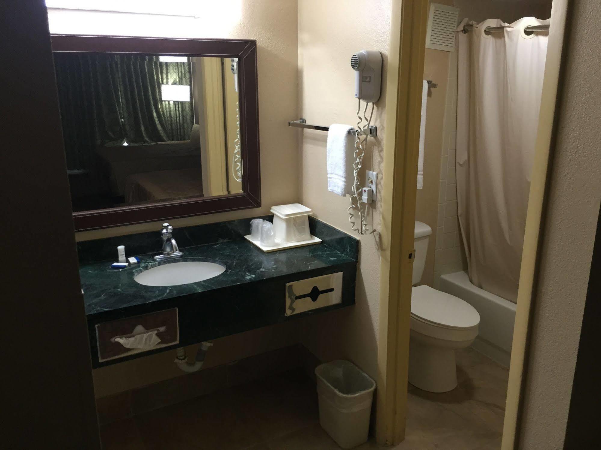 Rodeway Inn Bushnell Экстерьер фото