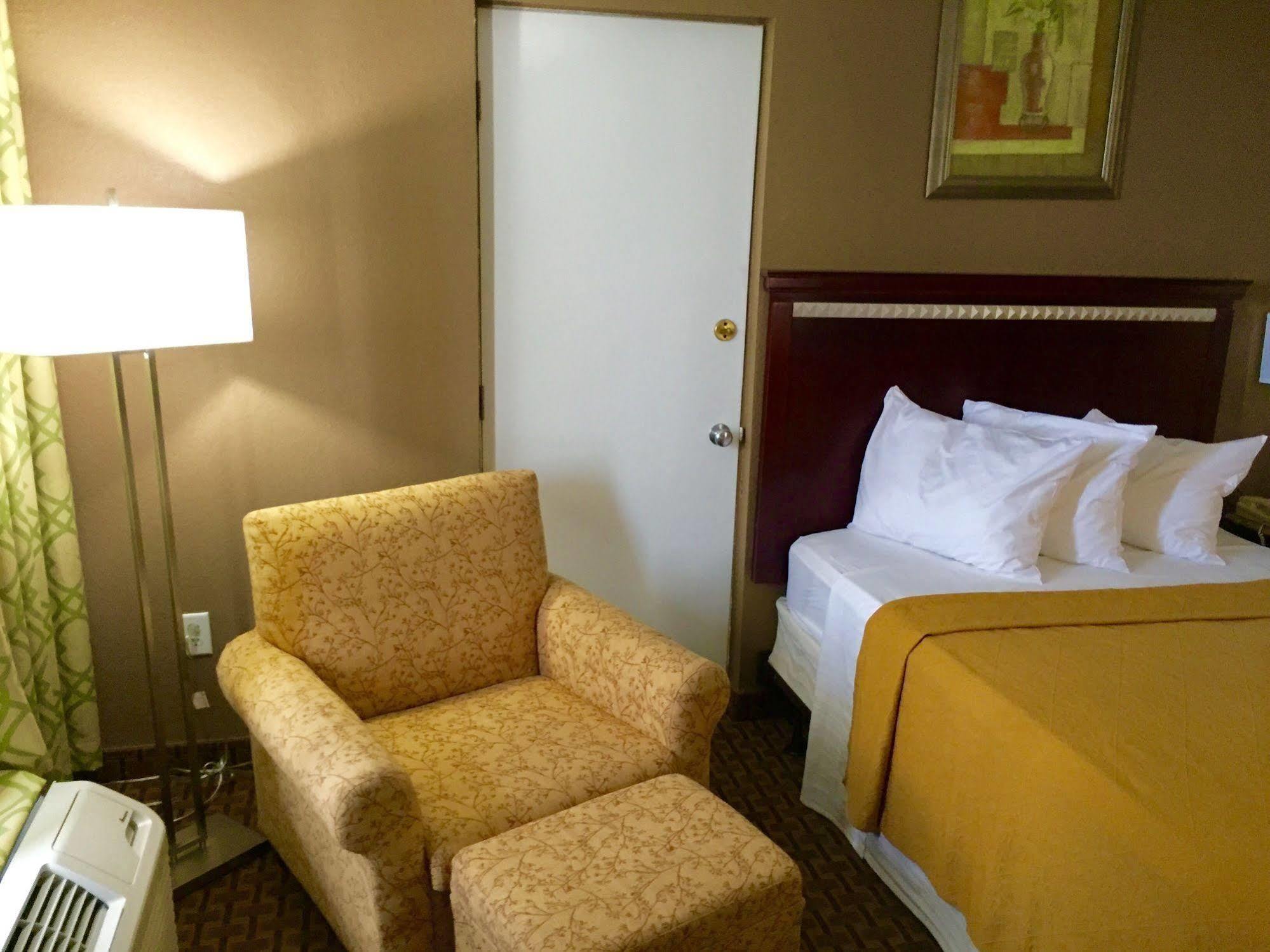 Rodeway Inn Bushnell Экстерьер фото
