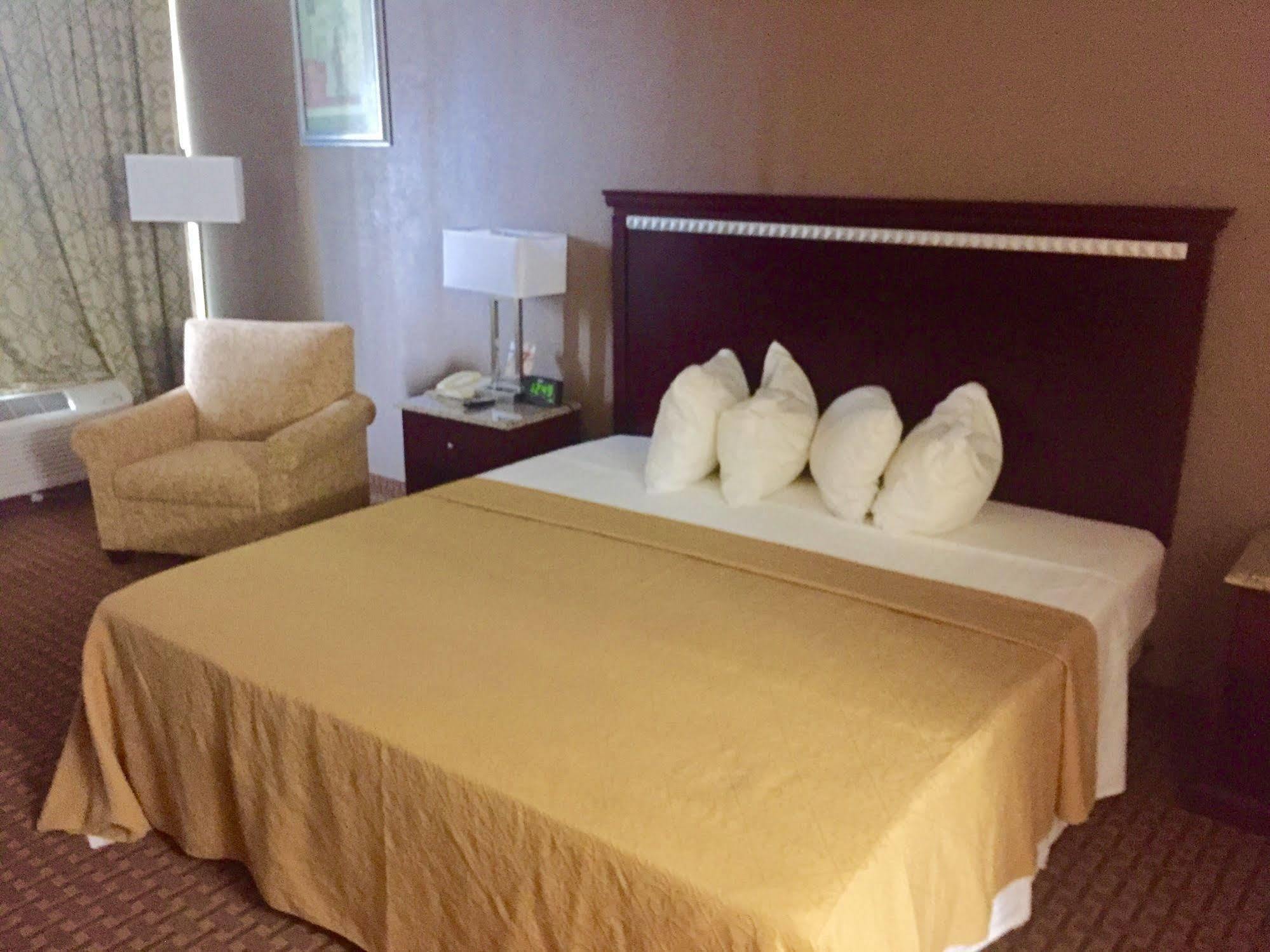 Rodeway Inn Bushnell Экстерьер фото