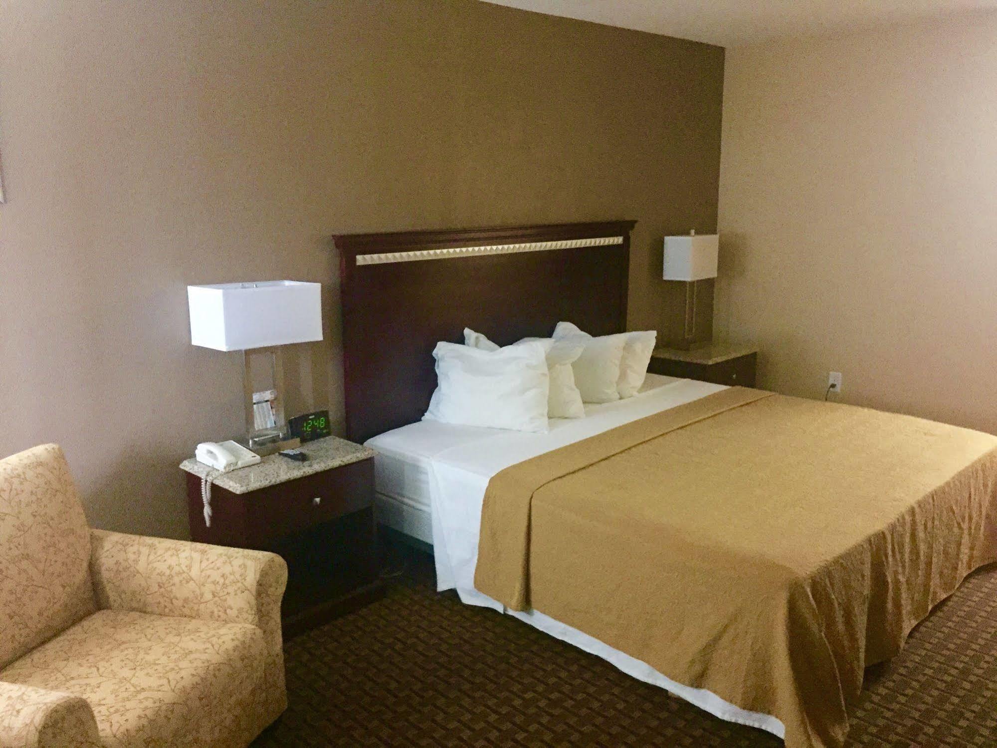 Rodeway Inn Bushnell Экстерьер фото