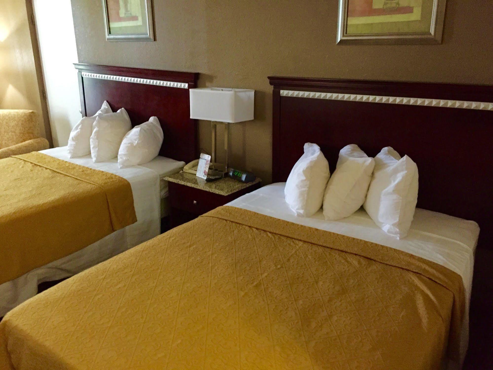 Rodeway Inn Bushnell Экстерьер фото